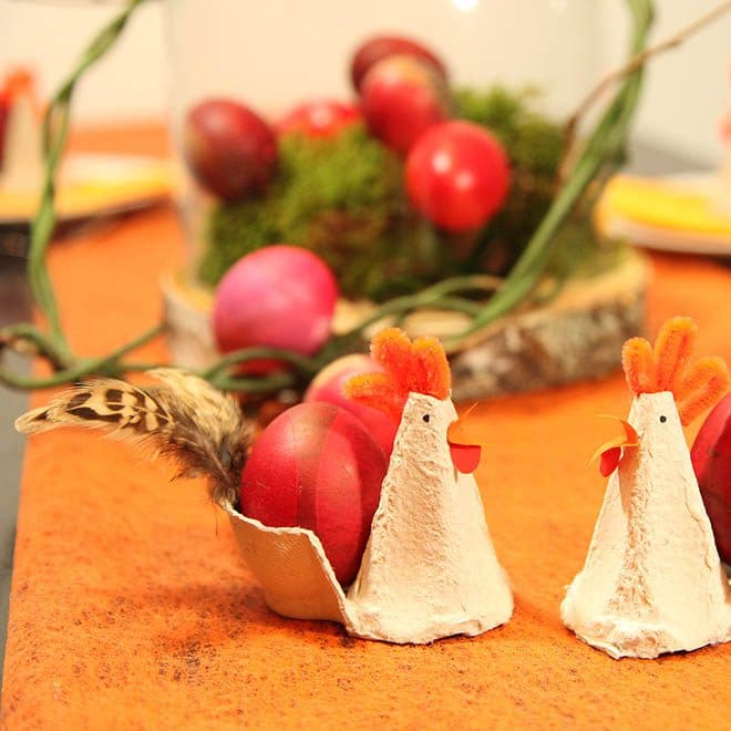 handgefertigte Papier-Hennen mit selbst gefärbtem Ei