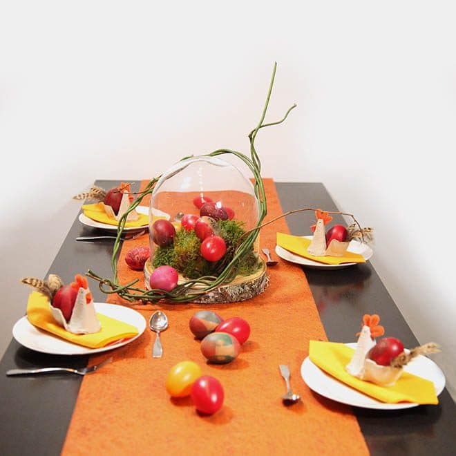 Wunderschöne, orange-rote Ostertafel mit Hennen und Eiern