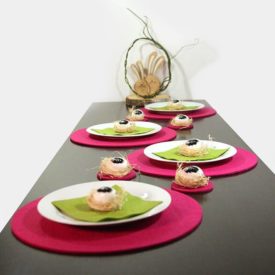 Pink-grüne Ostertafel mit Holz-Osterhasen und Feder-Eiern