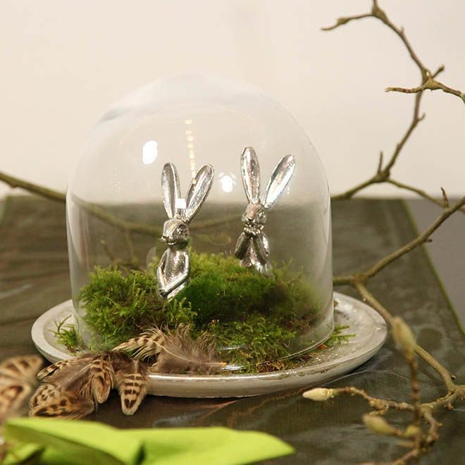 Glasglocke auf Silber-Teller gefüllt mit Moos und silbernem Hasen-Paar