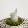 Reben-Kranz als Nest mit Moos und Beton-Hase Knick-Ohr