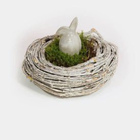 Reben-Kranz als Nest mit Moos und Beton-Hase Knick-Ohr