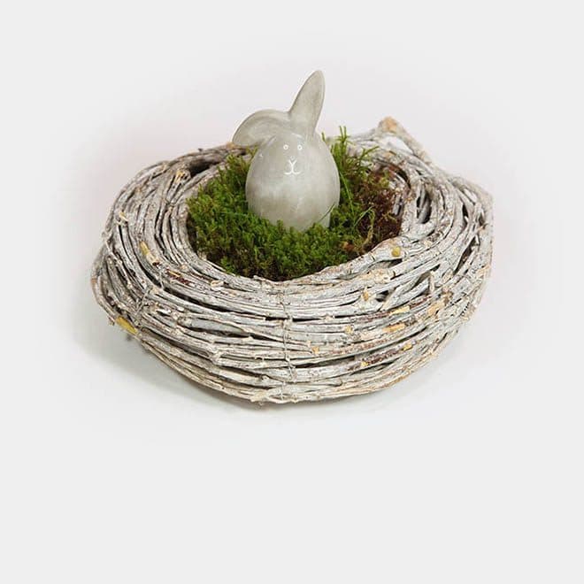 Reben-Kranz als Nest mit Moos und Beton-Hase Knick-Ohr