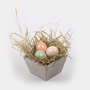 Unser Osternest "Pastell trifft Glimmer" besteht aus einer Holzschale in grau im "shabby look" gefüllt mit Heu und drei glimmernden, pastellfarbenen Ostereiern,.