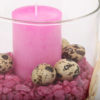 Windlicht "Ostern in Pink" 7 Ausschnitt des Windlichts im Glaszylinder. Mit pinker Kerze auf Sand und pinkem Deko-Kies umrandet von Wachtel-Eiern.