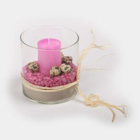 Osterdeko und Oster-Traditionen 21 Windlicht im Glaszylinder. Mit pinker Kerze auf Sand und pinkem Deko-Kies umrandet von Wachtel-Eiern.