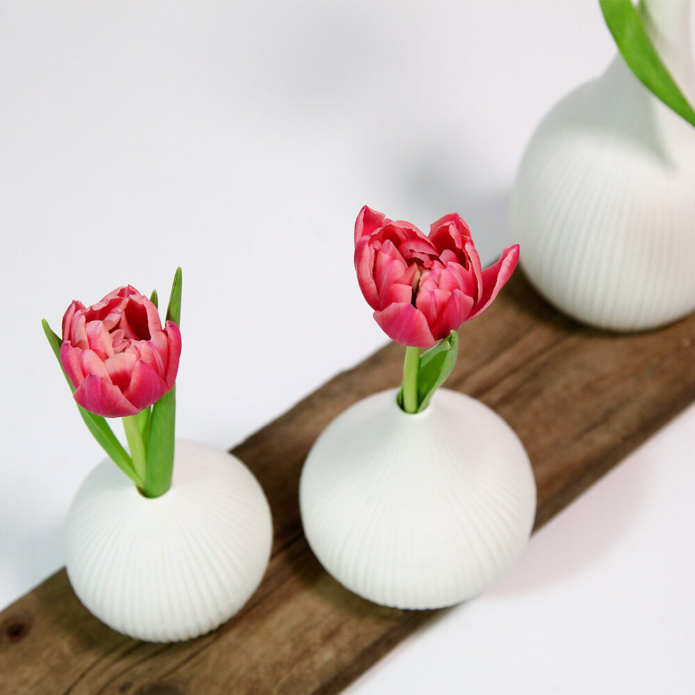 Ein Ausschnitt unserer "Tischdeko Scandi-Style" mit 3 weißen Keramik-Vasen auf einer Holzplanke.