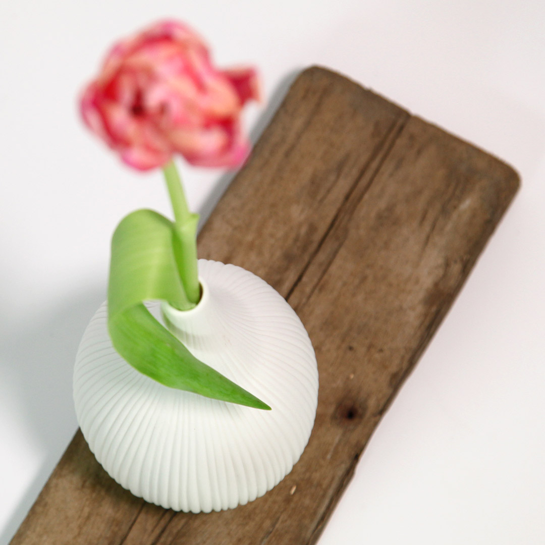 Weiße Keramikvase im Scandi-Style aus unserem Tisch-Deko-Set "Scandi-Vasen auf Barnwood"