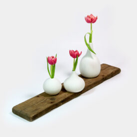 Deko-Set "Tischdeko Scandi-Style" mit 3 weißen Keramik-Vasen auf einer alten Holzplanke