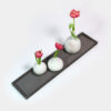 Deko im Scandi-Style: hier drei weiße Vasen auf einem grauen Holz-Tablett.