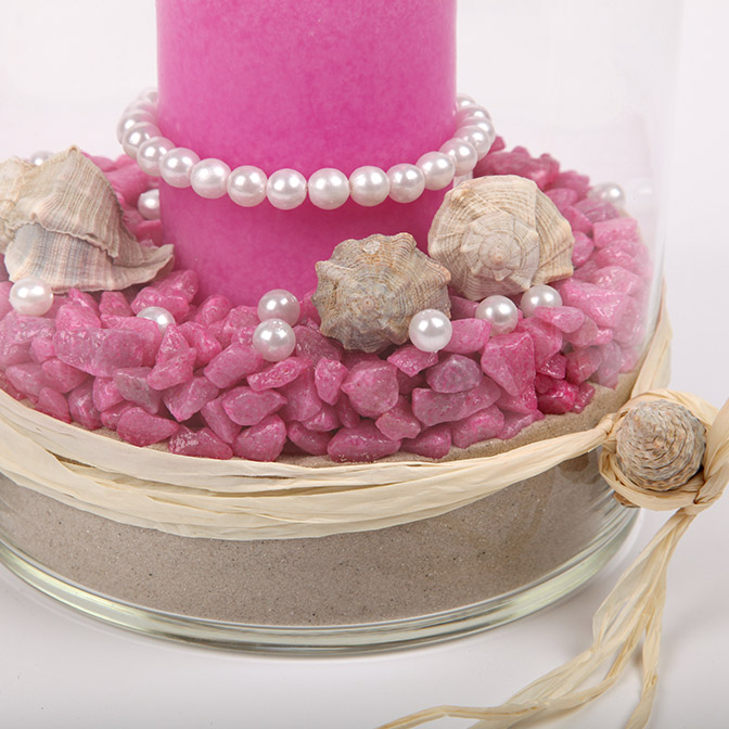 Hier sehen Sie einen Ausschnitt unseres Windlichtes in Pink "Perlen Glamour". Sand, Muscheln und Natur-Bast treffen auf fröhlich leuchtende, pinke Deko-Steine und eine pinke Stumpen-Kerze geschmückt mit einer Perlenkette. Das ganze präsentiert sich in einer Glas-Vase.
