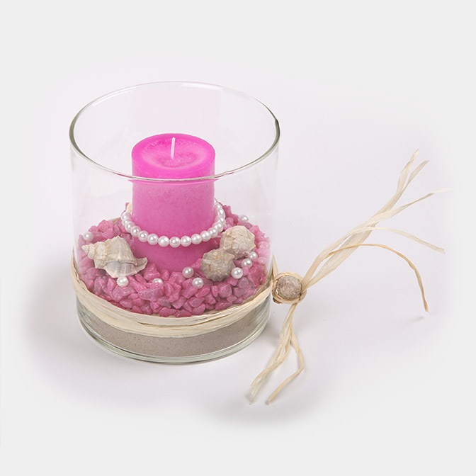 Hier sehen Sie unser Windlicht in Pink "Perlen Glamour". Sand, Muscheln und Natur-Bast treffen auf fröhlich leuchtende, pinke Deko-Steine und eine pinke Stumpen-Kerze geschmückt mit einer Perlenkette. Das ganze präsentiert sich in einer Glas-Vase.