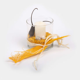 Unser Windlicht "Goldgelber Sommer" ist als Basis mit feinstem Quarzsand befüllt. Die folgende Schicht hebt sich wunderbar durch goldgelbe Deko-Steine ab. Umringt von Muscheln, einer dunklen dekorativen Samen-Schote befindet sich eine wollweiße Stumpen-Kerze. Das Ganze wird vollendet mit naturfarbenen Bast und einer goldgelben, groben Palmfaser.