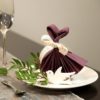 Deko-Set Hochzeitstafel violette Serviette Kleid und Herz mit Taube