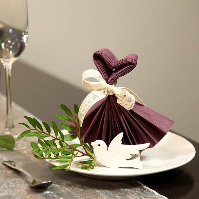 Deko-Set Hochzeitstafel violette Serviette Kleid und Herz mit Taube