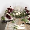 Wunderschöne Hochzeitstafel MRS.&MR. Glasglocke mit Tauben, violette Servietten