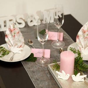 Über uns 6 Deko-Set Hochzeitstafel Magnolie MRS.&MR., rosa Kerze, weiße Tauben