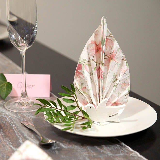 Hochzeits-Tischdekoration Set "Magnolie" 6 Deko-Set Hochzeitstafel Magnolien- Serviette mit weißer Taube
