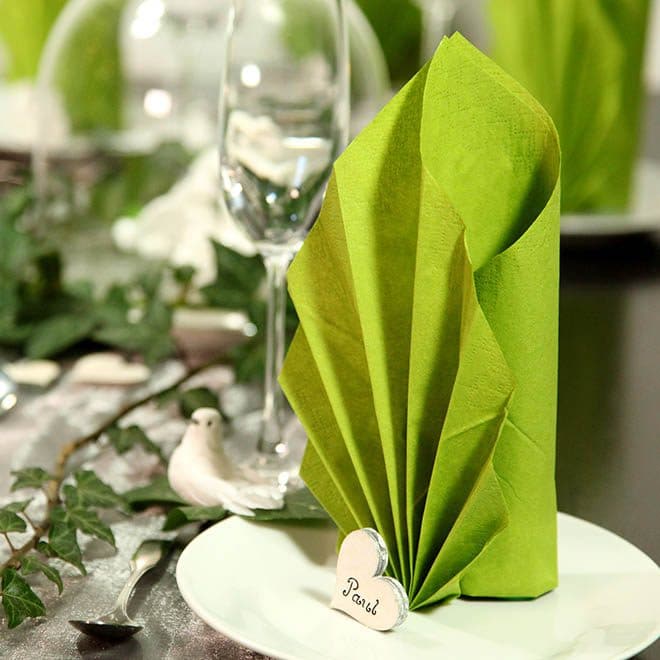 Hochzeitstafel Romantik grüne, elegant gefaltene Serviette