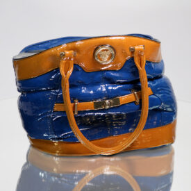 Frontale Ansicht einer bepflanzbaren Handtasche mit Beton und Epoxidharz