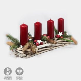 längliches Adventsgesteck mit vier roten Kerzen