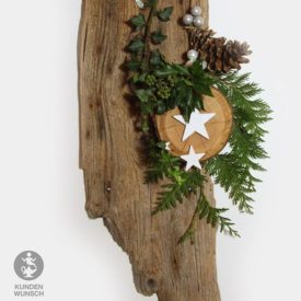 Holzscheibe mit weißen Sternen, Zapfen und Kugeln