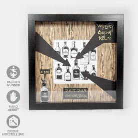Geburtstags-Gutschein für eine Whisky-Probe. Schwarzer Geschenk-Rahmen mit verschiedenen illustrierten Flaschen auf Holz-Hintergrund. Ort und Wert des Gutscheins wurden ins Motiv mit eingearbeitet