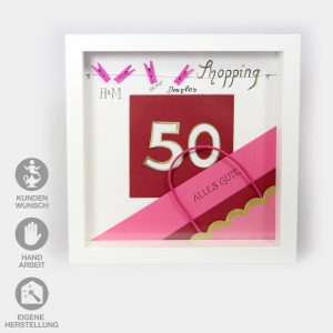 Über uns 10 Sonderanfertigung eines Shopping-Gutscheins zu einem 50. Geburtstag. Weißer Rahmen mit einer großen "50" auf rotem Grund und pinken Shopping-Applikationen