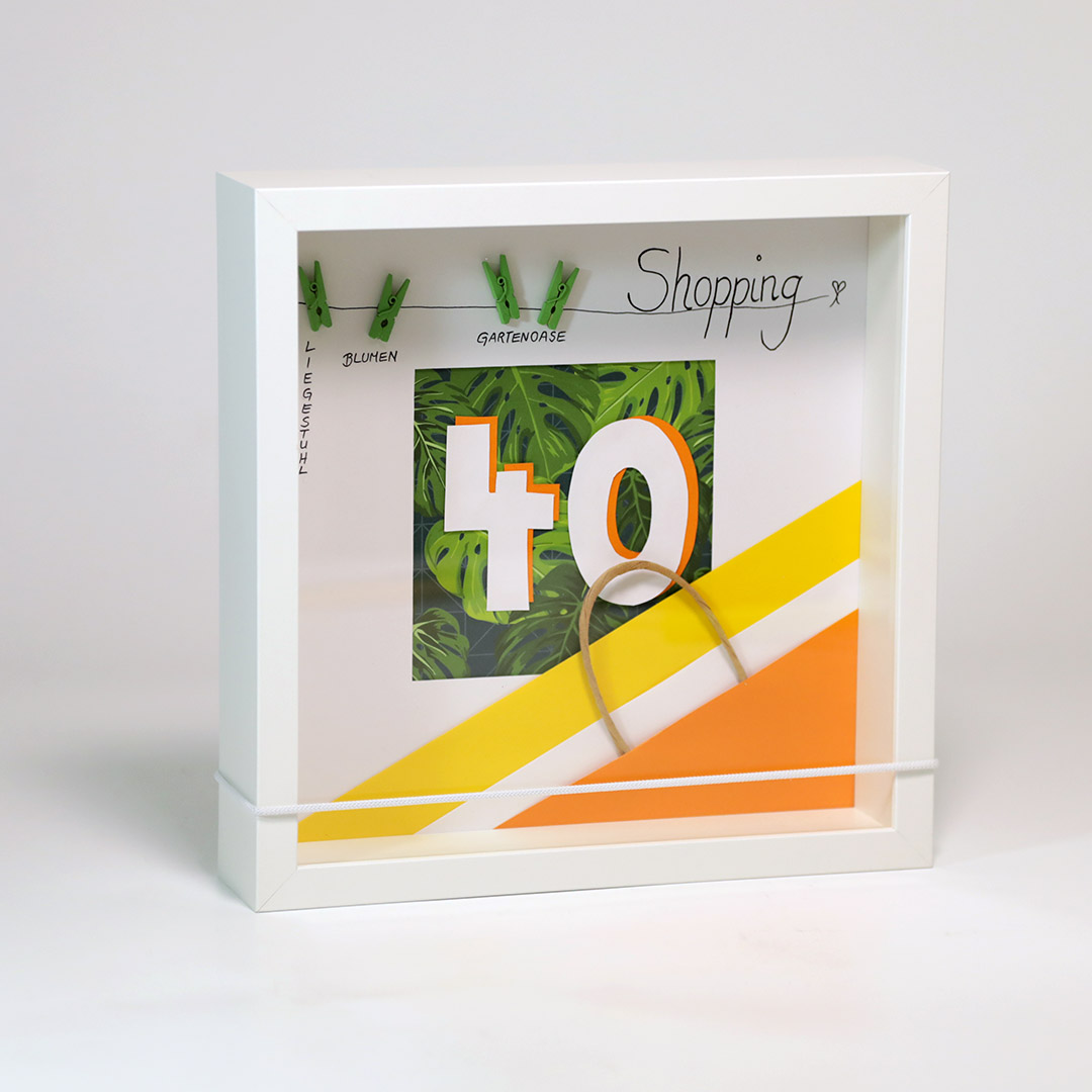 Geschenkrahmen / Gutschein zum Geburtstag – Sonderanfertigung „Shopping 40“ 3 Sonderanfertigung. Geschenkerahmen zum 40sten Geburtstag. Thema Shopping, Blumen, Gartenmöbel, Gartenoase in grün, gelb und orange.
